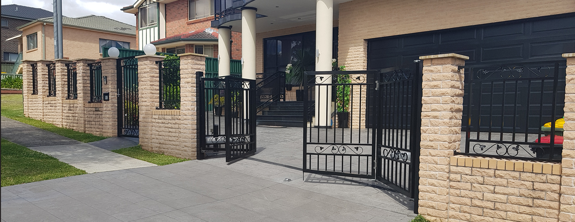 trackless bi-fold swing gates